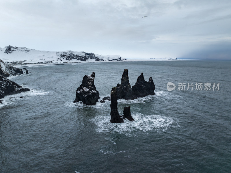 冰岛北极圈维克小镇黑沙滩岩石奇观雪景航拍