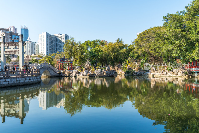 城市中带石桥的湖水园林景观