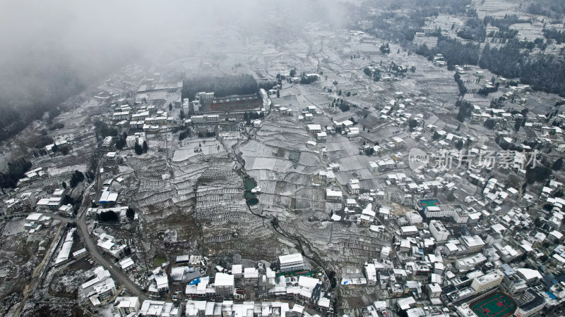 寒潮冬天下雪的大峡谷田野