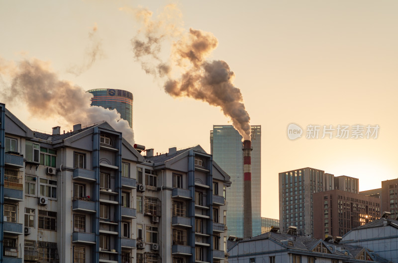 夕阳下，烟囱中冒出滚滚浓烟