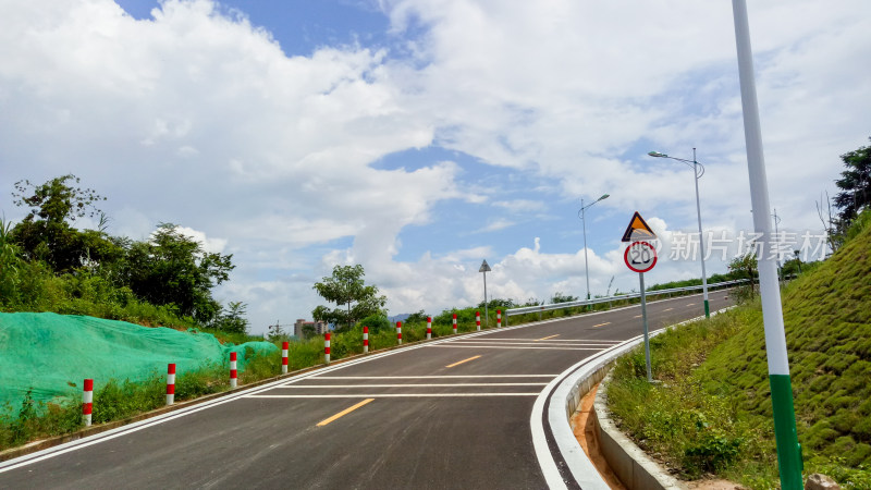 蜿蜒公路及周边自然景观