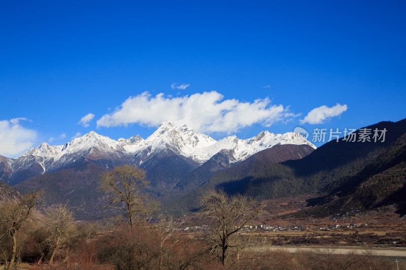 西藏林芝冬季南迦巴瓦峰蓝天白云下的雪山