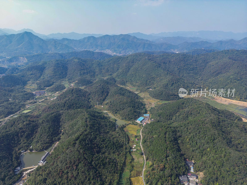 航拍蓝天白云下的青山河流村庄风光