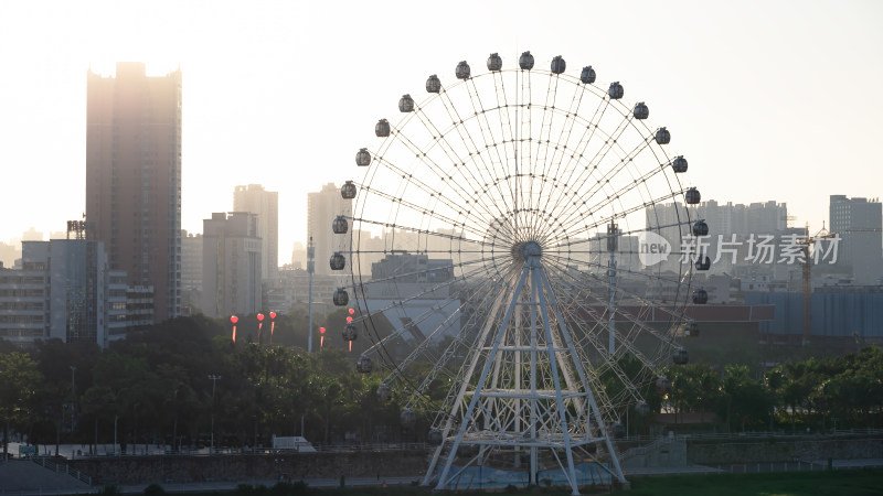 水边摩天轮与城市高楼景观