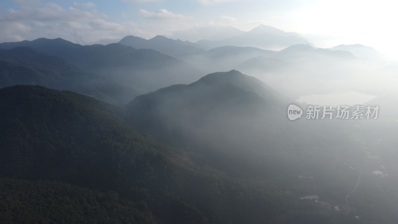 广东东莞：清晨山间薄雾