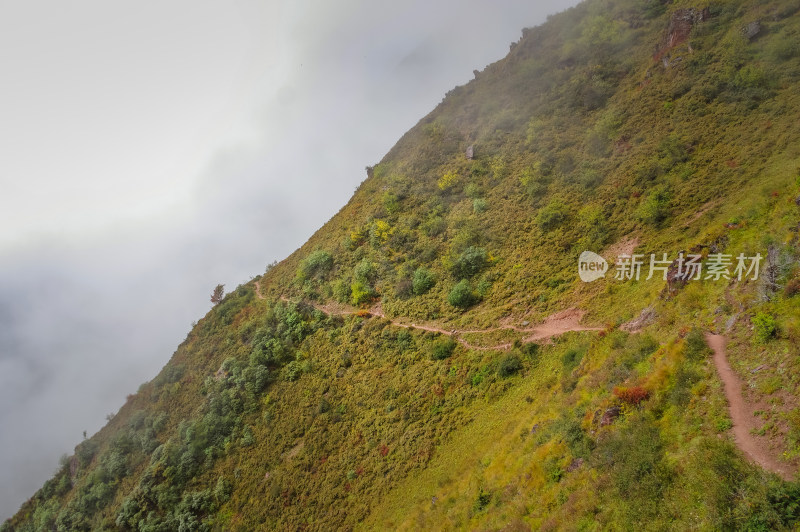 山脊云雾自然风景