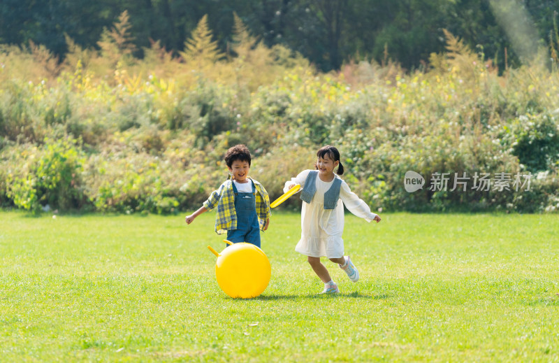两个小孩在草地上做游戏