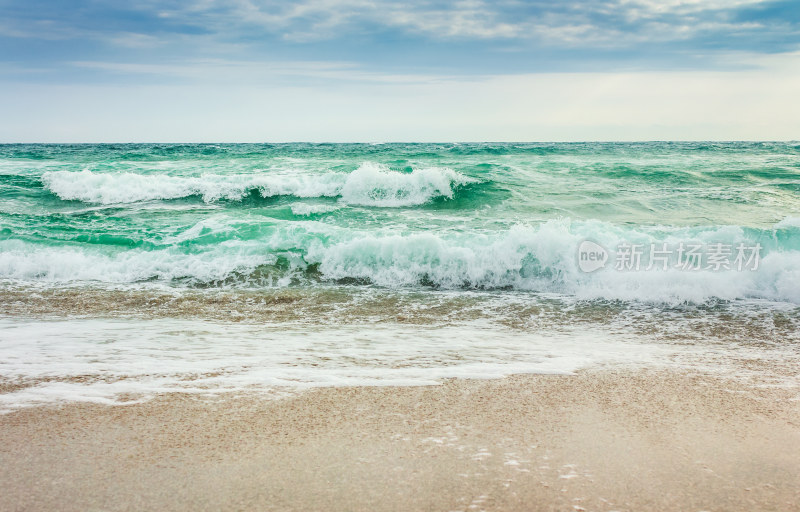 海浪拍打沙滩景象