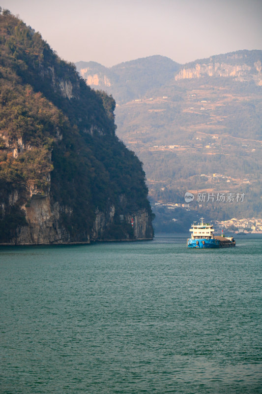 行驶在长江三峡西陵峡江面上的货轮