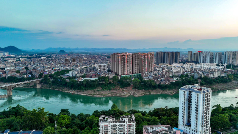 广西来宾城市夜幕降临夜景航拍图