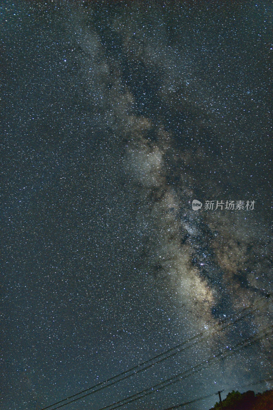 璀璨星空夜景下的星河闪耀