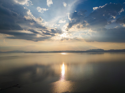 航拍滇池湖光山色的日落美景