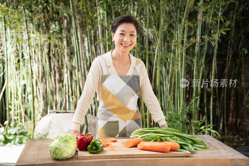 庭院内准备食材的中年女性肖像