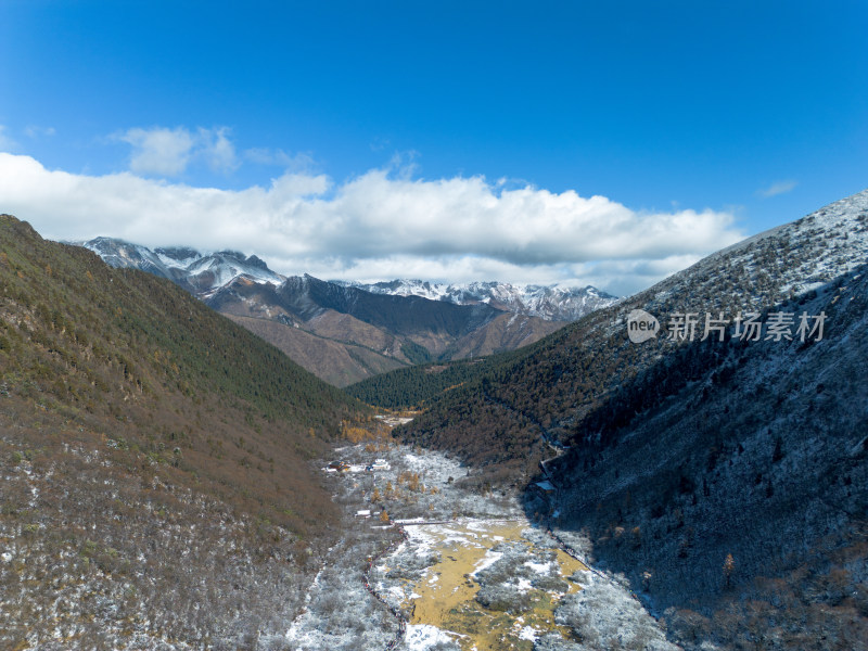 四川阿坝黄龙景区航拍雪后峡谷雪山