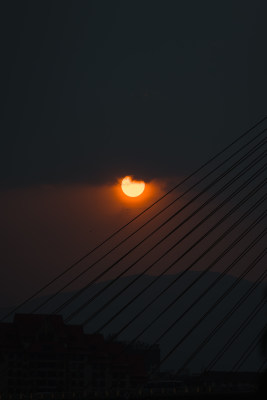 日落时的红太阳和剪影