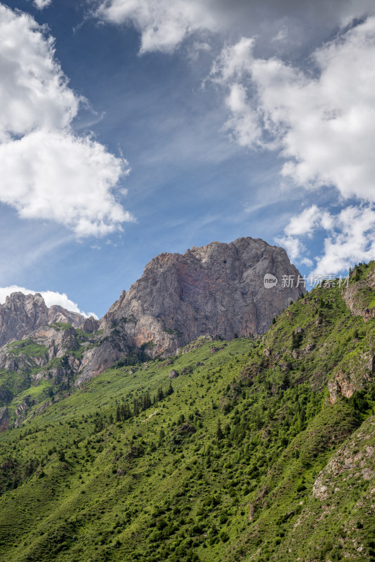 蓝天白云山峰