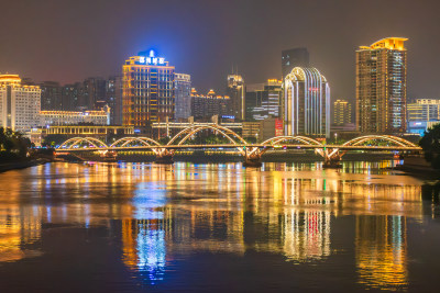 城市夜景桥梁与高楼倒影