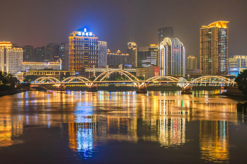 城市夜景桥梁与高楼倒影