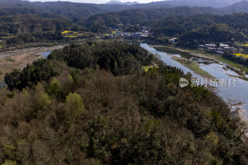 山川丘陵河流小村庄航拍图