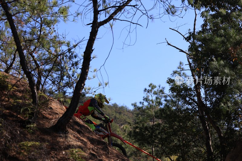 山地越野摩托车选手山林下山