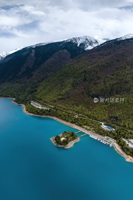 西藏林芝地区巴松错村庄神湖春色高空航拍