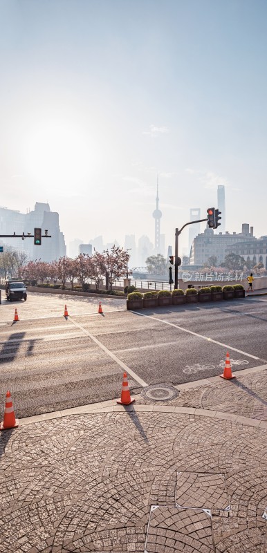 上海街道与陆家嘴天际线景观