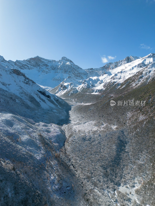 航拍冰雪覆盖的山脉与峡谷