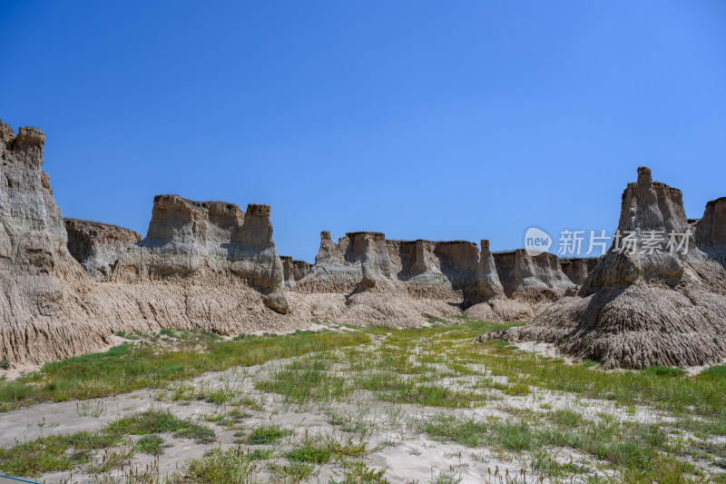 烈日下的山西省大同市土林地貌风光