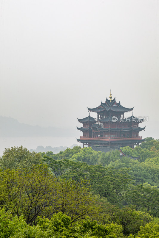 杭州吴山天风城隍阁雾色景观