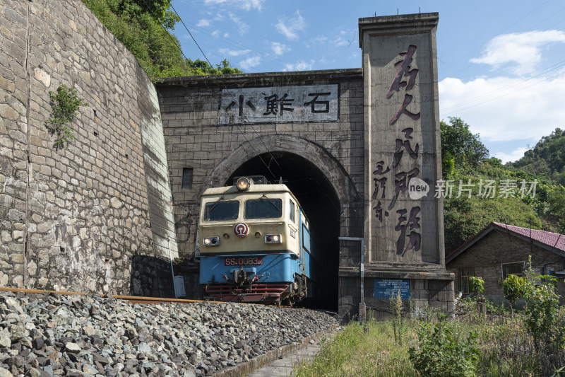 成昆铁路攀枝花小鲊石隧道SS4机车