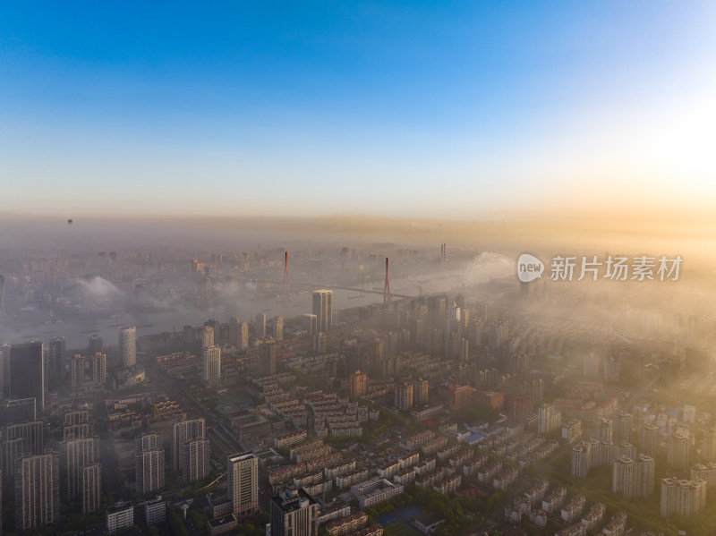 雾霭笼罩下的城市高空俯瞰全景