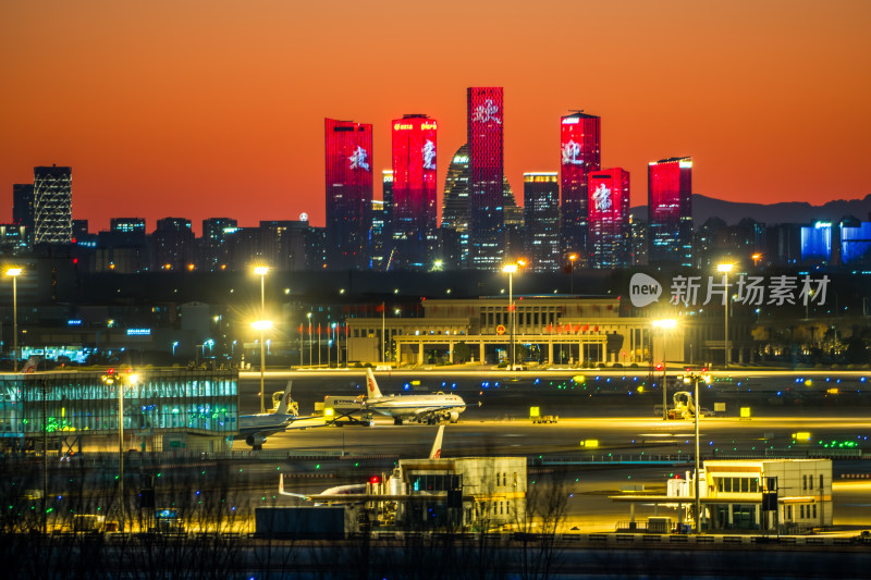 北京夜幕下机场与望京建筑群