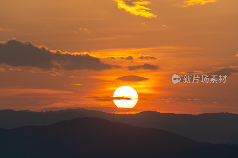 夕阳西下映照山峦的壮美景观