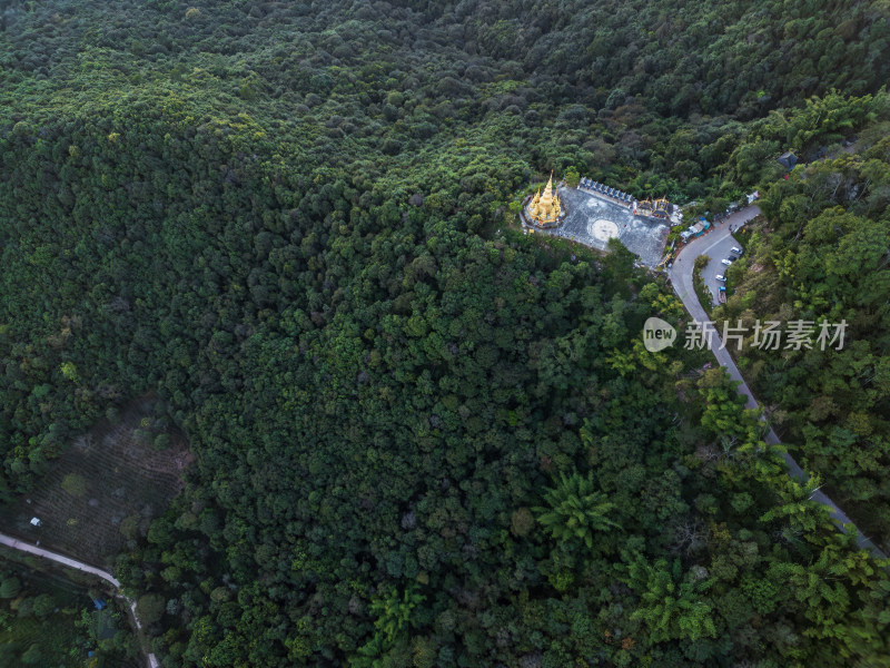 航拍景迈山群山环绕中的金色佛塔全景