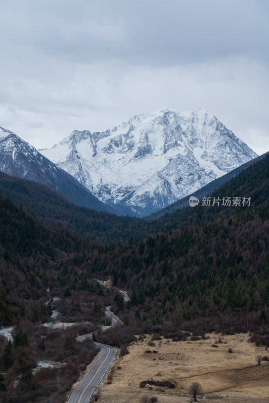 四川甘孜州雅拉雪山风景