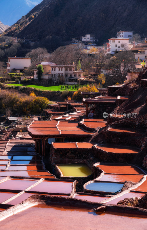 色彩丰富的西藏芒康千年盐井