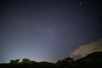 户外山林夜空繁星密布的景象