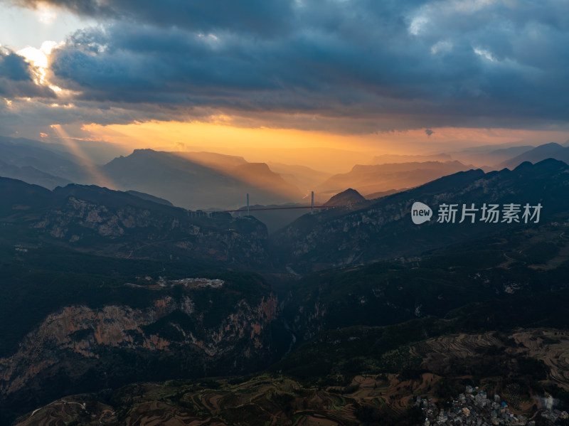 日出时的北盘江大桥风景风光