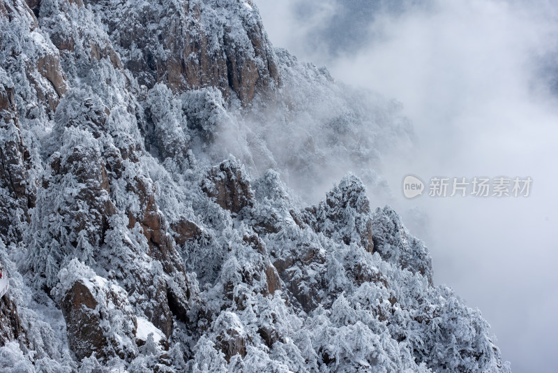 山脉云海诗意背景