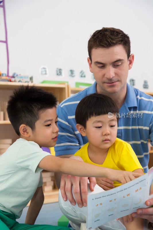 幼儿园外教男老师教儿童念英文