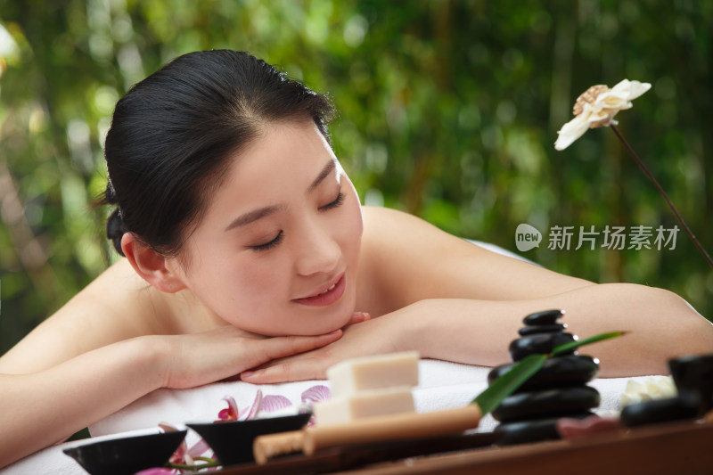 年轻女人在户外做SPA