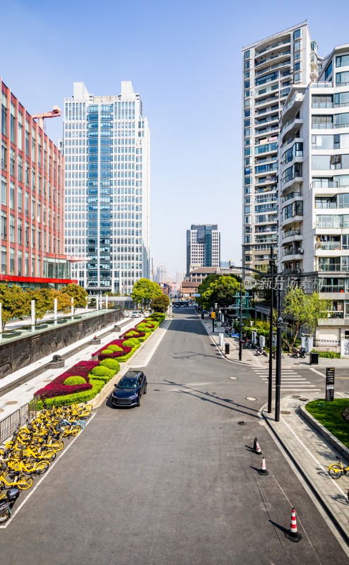 上海城市街道高楼与共享单车景观