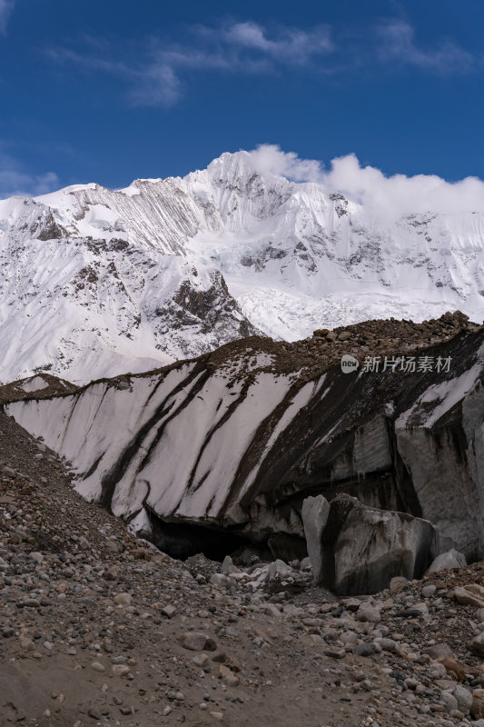 西藏昌都依噶冰川万年冰川巍峨雪山下的冰川