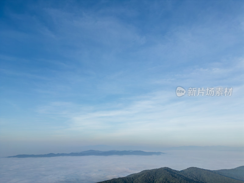 航拍云海之上的山峦