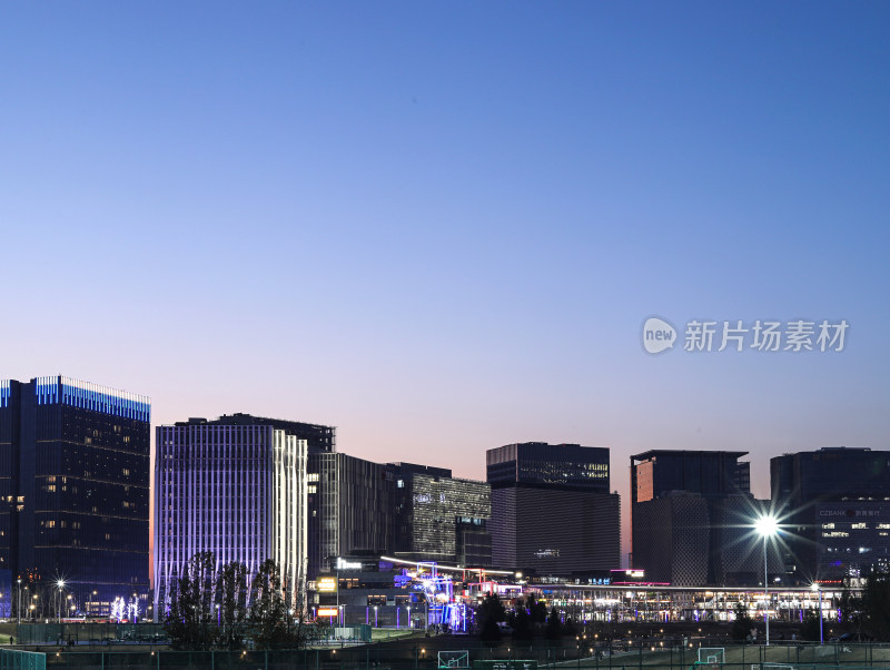 现代城市建筑摩天大楼的夜景风光背景图