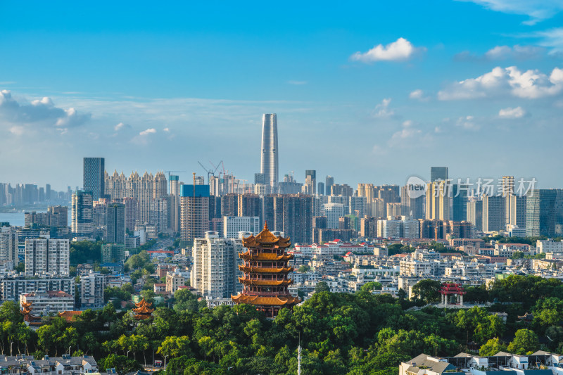 武汉夏季黄鹤楼与武汉绿地中心城市天际线