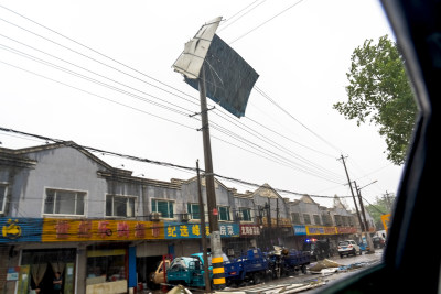 台风携带暴雨造成户外广告牌损毁