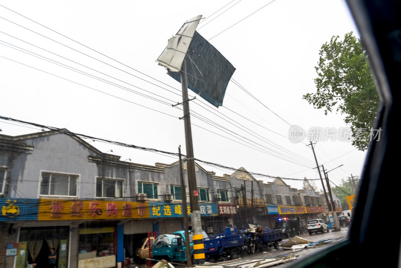 台风携带暴雨造成户外广告牌损毁