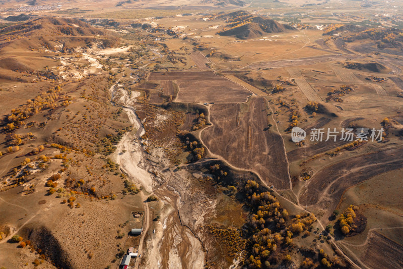 航拍乌兰布统景区秋季坝上草原河流风光