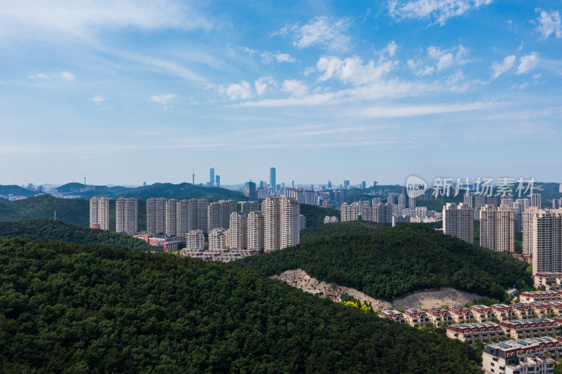 航拍大连市市区燕窝岭山上视角